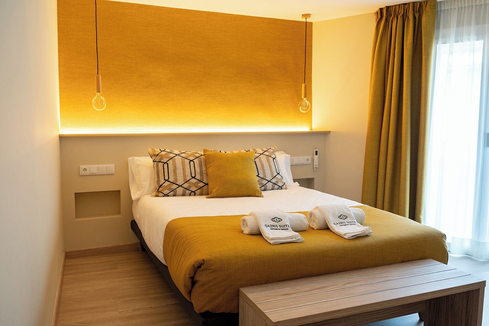 Apartamento superior, 1 cama de matrimonio con sofá cama, baño privado, vistas a la ciudad | Escritorio, espacio para trabajar con un portátil, cortinas opacas