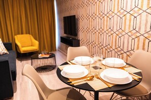 スーペリア アパートメント クイーンベッド 1 台ソファーベッド付き 専用バスルーム シティビュー | リビング エリア