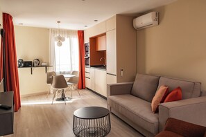 Studio, 1 Queen Bed with Sofa bed, Private Bathroom, City View | Living area