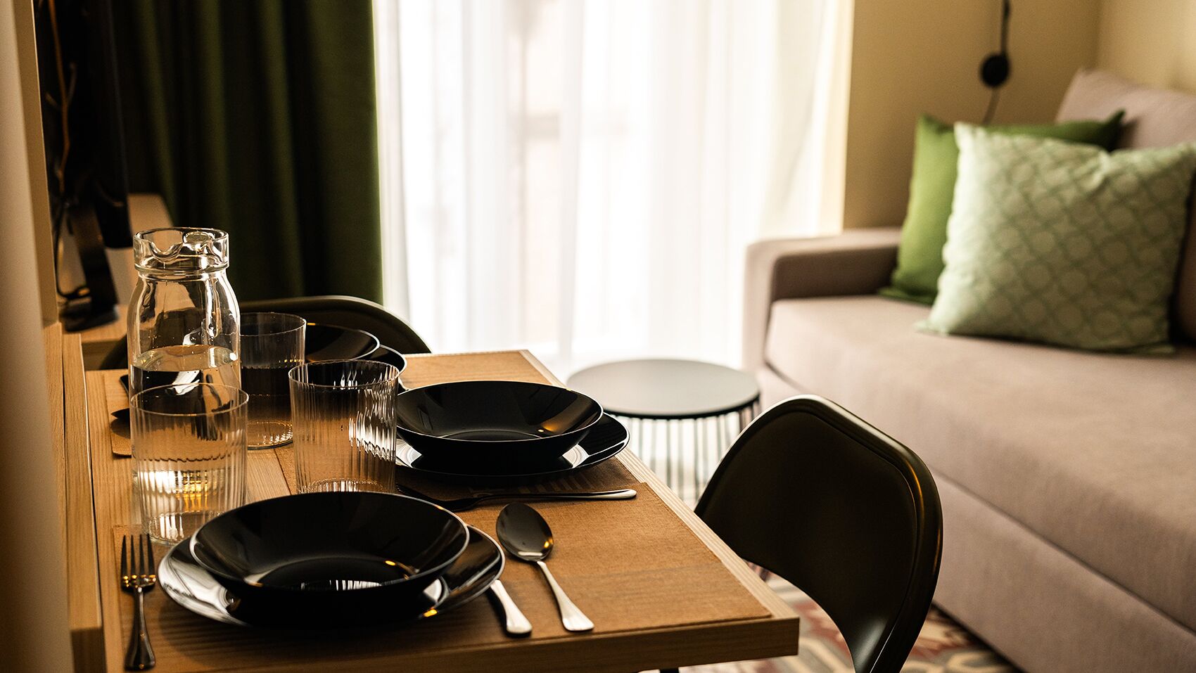 อพาร์ทเมนท์, เตียงควีนไซส์ 1 เตียง และโซฟาเบด, ระเบียง, วิวเมือง | บ  ริเวณนั่งเล่น