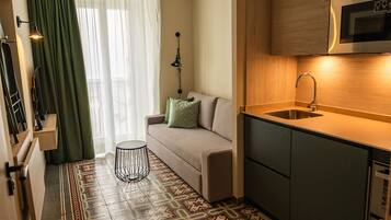 Apartamento, 1 cama de matrimonio con sofá cama, balcón, vistas a la ciudad | Cocina privada | Frigorífico, microondas, horno y placa de cocina