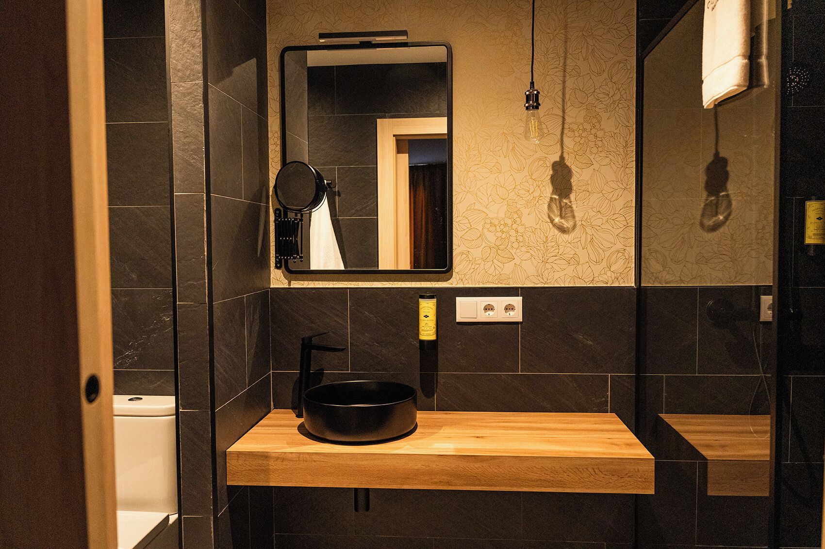 Ducha, artículos de tocador gratuitos, secador de pelo, toallas