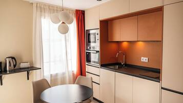 Monolocale, 1 letto queen con divano letto, bagno privato, vista città | Cucina privata | Frigorifero, microonde, forno, piano cottura