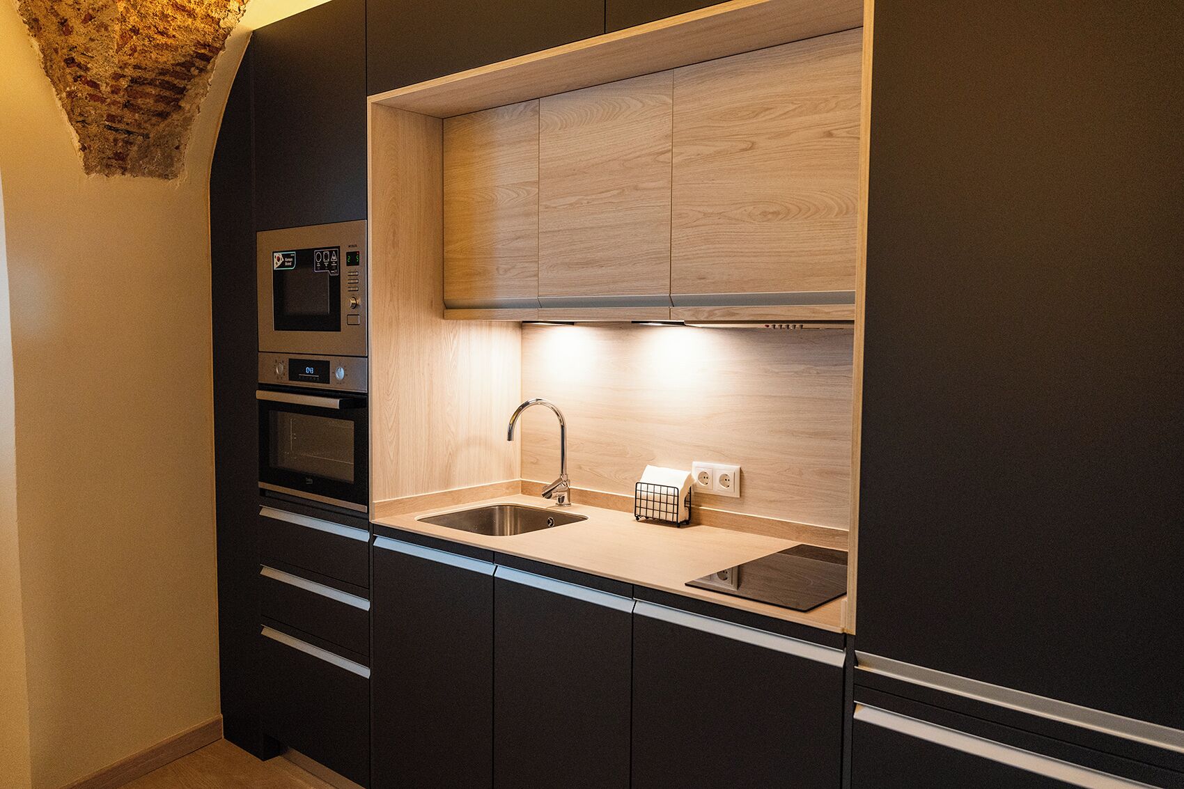 Superior Apartment, 1 Queen Bed with Sofa bed, Private Bathroom, City View | Private kitchen | Fridge, microwave, oven, stovetop