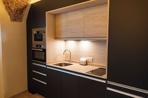 Appartement Supérieur, 1 grand lit et 1 canapé-lit, salle de bains privée, vue ville | Cuisine privée | Réfrigérateur, micro-ondes, four, plaque de cuisson