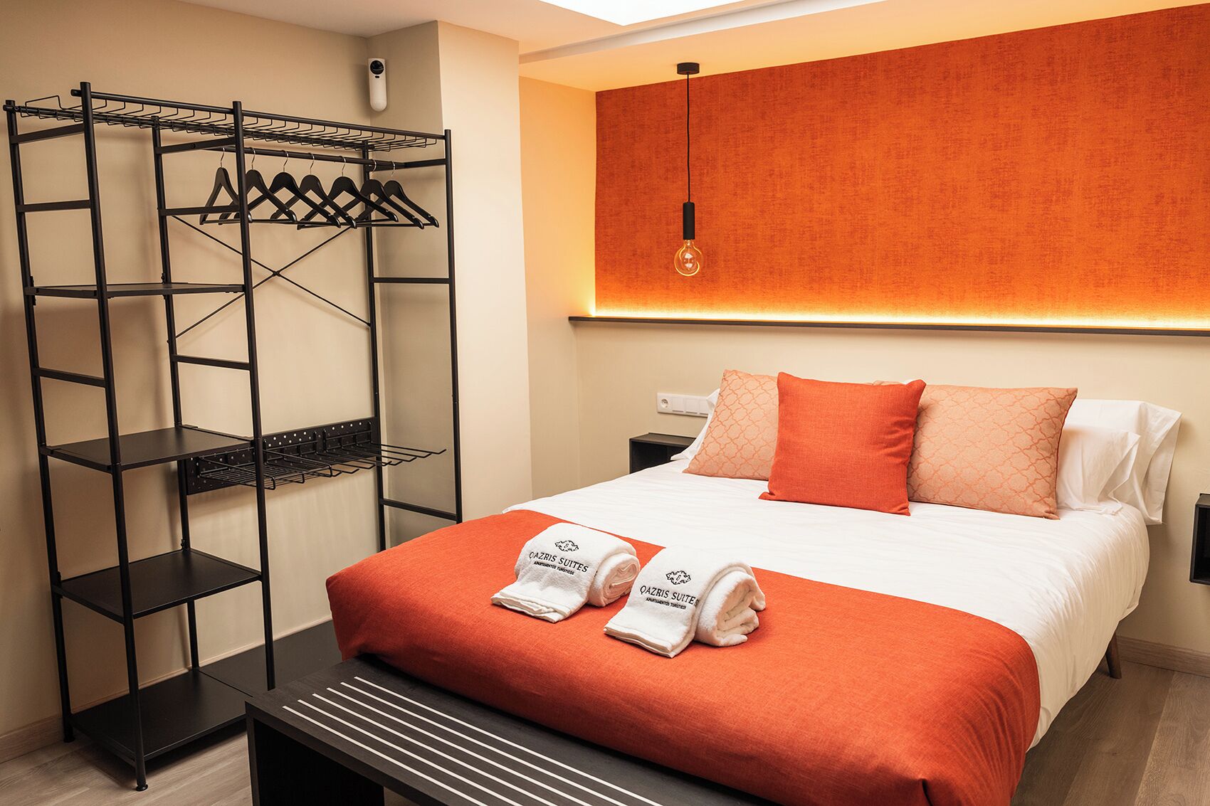 Escritorio, espacio para trabajar con laptop y cortinas blackout 