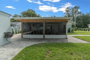 Outdoor dining - Casa De Verde a Peaceful Cottage with Dock Access in the Heart of Crystal River (Crystal River)