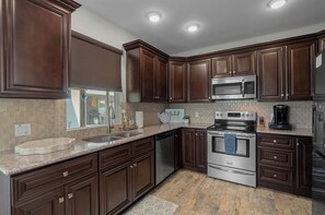 Fridge, microwave, oven, stovetop - Casa De Verde a Peaceful Cottage with Dock Access in the Heart of Crystal River (Crystal River)