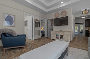 2 bedrooms, iron/ironing board, free WiFi, bed sheets - Casa De Verde a Peaceful Cottage with Dock Access in the Heart of Crystal River (Crystal River)