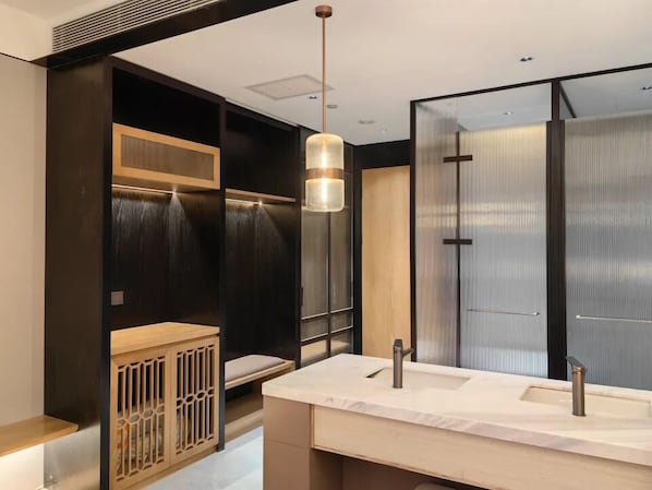 Khu vực làm việc phù hợp cho laptop, màn/rèm cản sáng