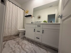 Bidet, Handtücher, Seife, Toilettenpapier