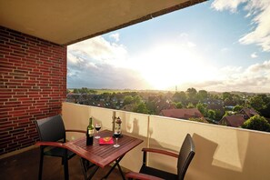 Outdoor dining - "FW Sonnenschein am Meer" with pool, balcony & bicycle (Wangerland)