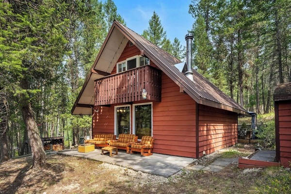 Dorothy in the Woods is a quaint cabin in Edgewater, just minutes from the Spur Valley Golf Resort.