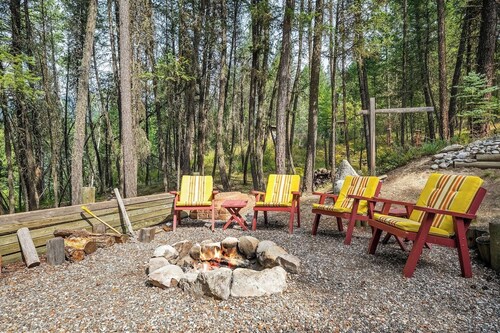 Dorothy in the Woods | Fire Pit | Fireplace | Yard