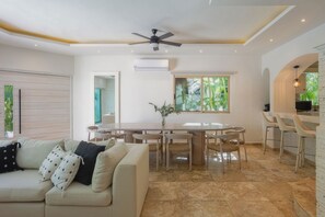 Smart TV, stereo - Casa Nikki: 5-Bedroom Villa in Playacar w/ Pool, Chef & just steps to the Beach! (Playa del Carmen)