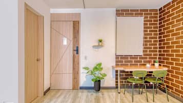 Cortinas blackout, tabla de planchar con plancha y wifi gratis