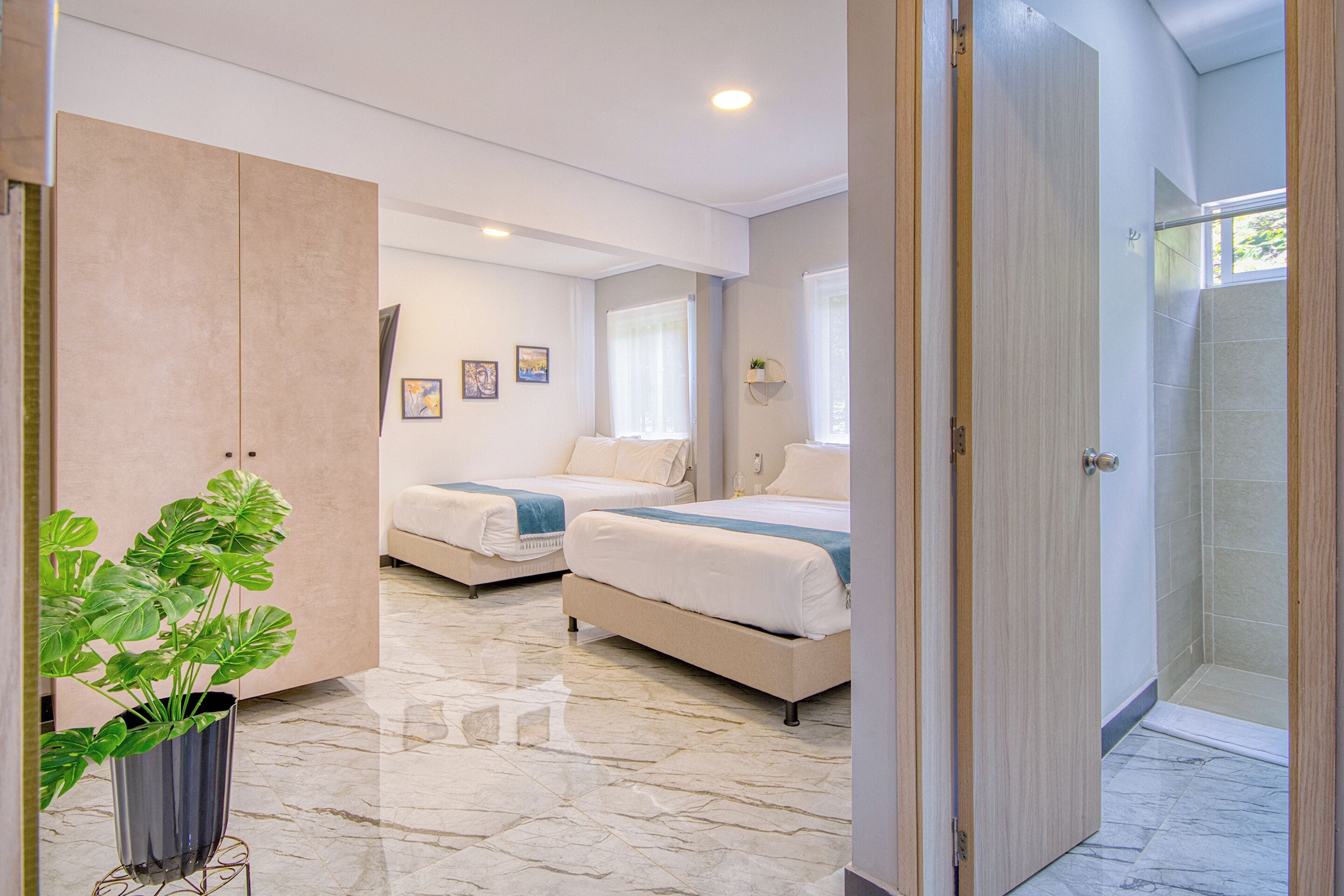 Cortinas blackout, tabla de planchar con plancha y wifi gratis 