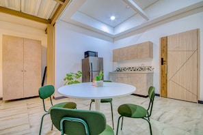 Dining - Loft Living 9 (Cali)