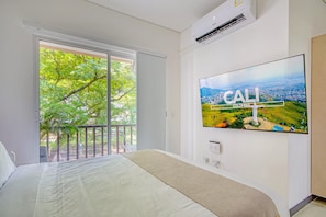 Blackout curtains, iron/ironing board, free WiFi - Loft Living 9 (Cali)