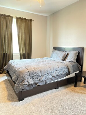 5 عدّة غرف نوم ومكواة/لوح كي وواي فاي وملاءات أسرّة