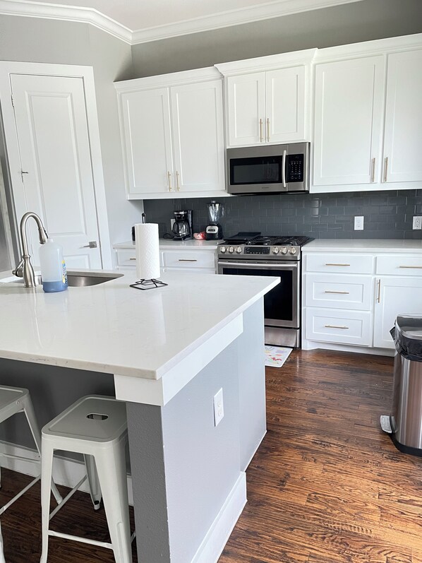 ميكروويف، فرن، موقد طهي مسطح، غسالة أطباق