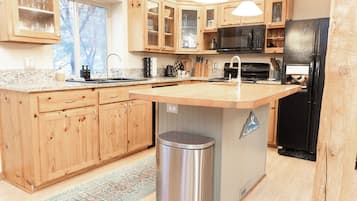 Køleskab, mikrobølgeovn, ovn, kogeplade