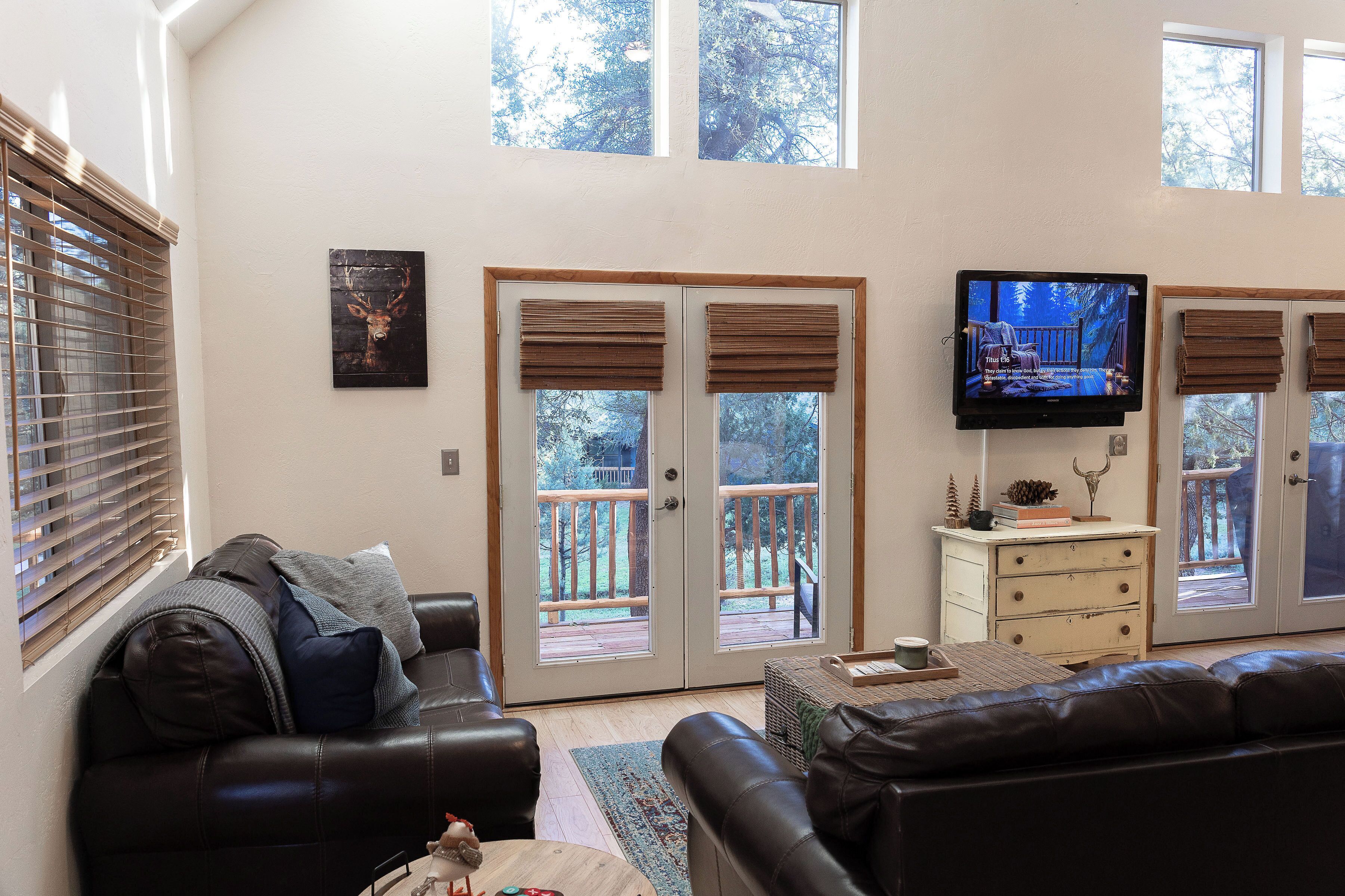 智能电视、乒乓球、书、立体声音响