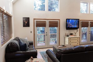 Smart-TV, Tischtennisplatte, Bücher, Stereoanlage