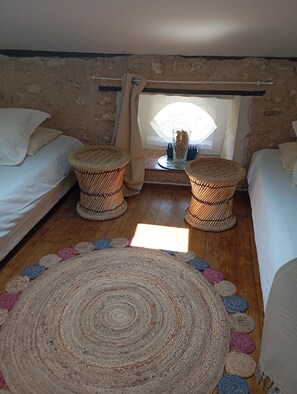 2 habitaciones, tabla de planchar con plancha y cuna de viaje 