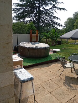 Terrace/patio - Magnificent, fully-equipped gîte for rent in a quiet location (Saint-Aquilin)