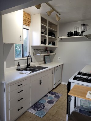 Microondas, horno, placa de cocina y lavavajillas