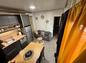 TV - TJ Escape - Mobile Home With Hot Tub And Terrace (Pakoštane)