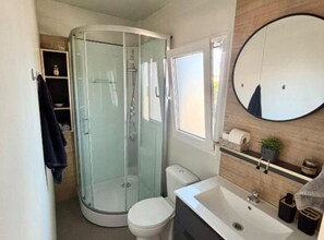 Shower, hair dryer, towels