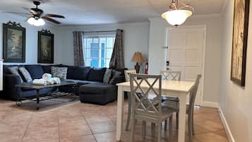 Condo | Tabla de planchar con plancha, wifi gratis y ropa de cama