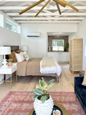 1 habitación, tabla de planchar con plancha, wifi y ropa de cama