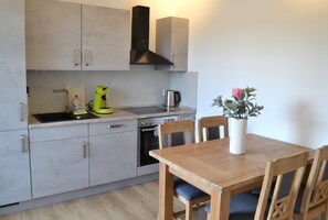 冰箱、微波炉、烤箱、炉灶