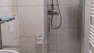 Dutxa, assecador de cabells, tovalloles i sabó