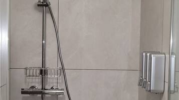 Dusche, Haartrockner, Handtücher, Seife