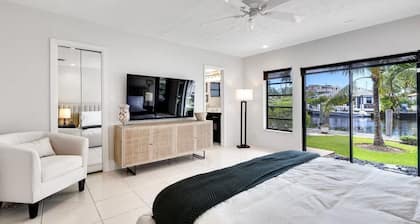 4BD/3BA Waterfront Villa Close To Port, Beaches, Downtown