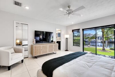 4BD/3BA Waterfront Villa Close To Port, Beaches, Downtown
