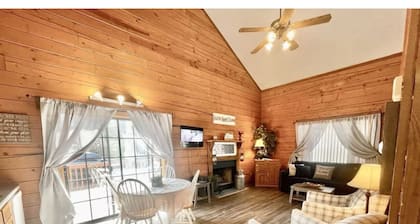 Cozy Rustic Cabin, Fireplace, Ultimate Relaxation 3 miles from the strip!