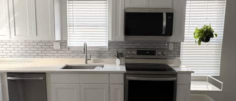 Geladeira, micro-ondas, fogão, cooktop