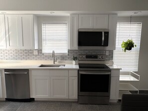 ثلاجة، ميكروويف، فرن، موقد طهي مسطح