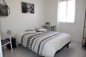 3 bedrooms, iron/ironing board, WiFi, bed sheets