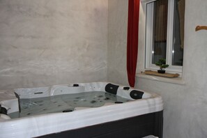Interior - Casa Felice: Spa, pretty garden and house in the South of France (Thuir)