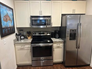 冷蔵庫、電子レンジ、オーブン、コンロ