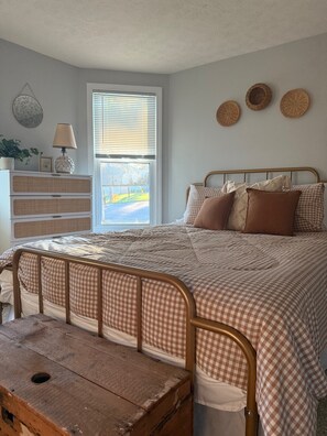 3 bedrooms, desk, free WiFi, bed sheets - Charming Lakeview Cottage w/Water View - Pet Friendly (Lakeview)