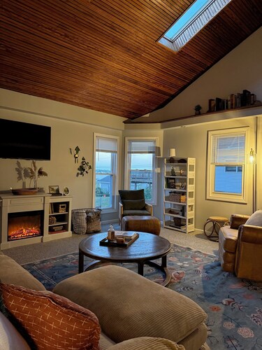 Charming Lakeview Cottage w/Water View - Pet Friendly