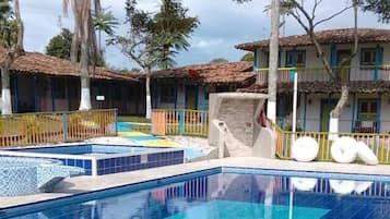 Eenvoudige driepersoonskamer, patio, uitzicht op tuin | Gratis wifi, rolstoeltoegankelijk