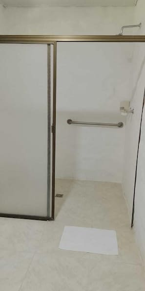 Quarto triplo básico, varanda, vista para o jardim | Banheiro